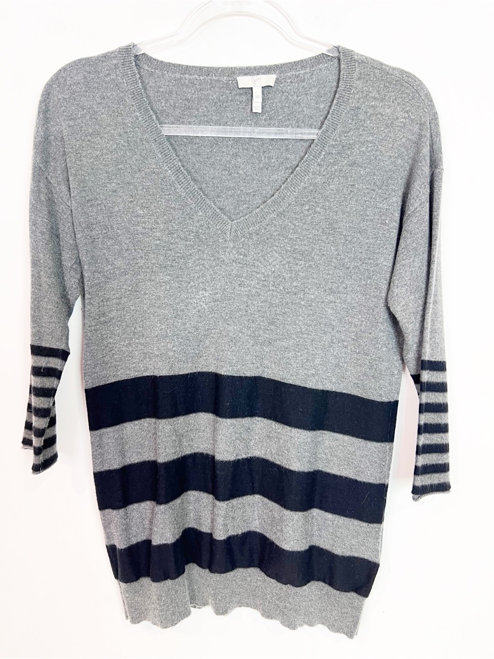 JOIE GRAY WITH BLACK STRIPE 3/4 SLEEVE V-NECK PULLOVER SWEATER WOMENS SZ XS